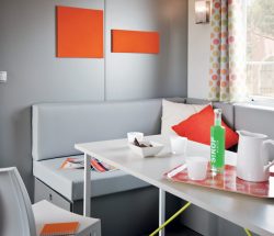 Vue sur banquette d'un mobil-home