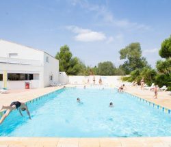 Vue sur la piscine du camping