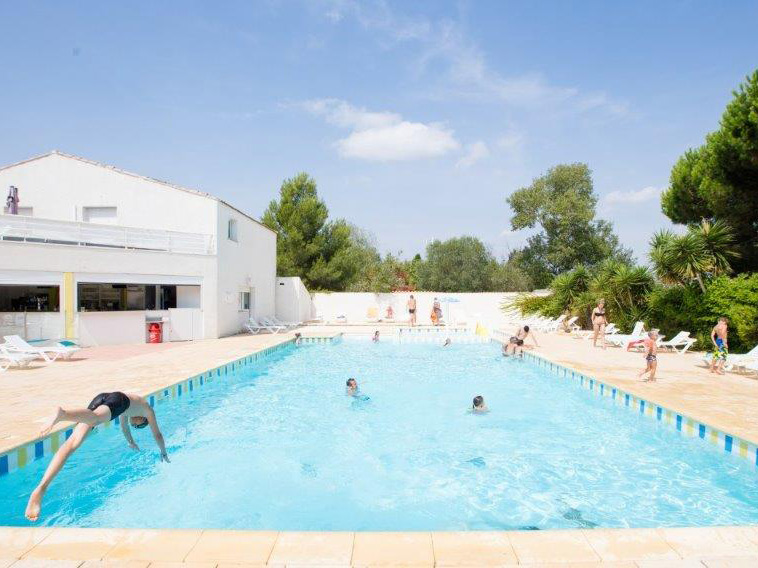 Vue sur la piscine du camping